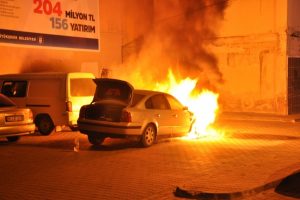 Bursa'da LPG'li otomobil alev alev yandı