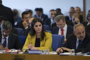 Mecliste taşeron tartışmasında 'taşeron işçi' servis yaptı