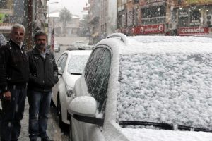 Hakkari'de lapa lapa kar yağışı!