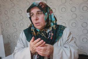 Altın bileziklerini elleriyle dolandırıcıya verdi