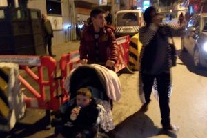 Kocasına kızdı bebeklerini bırakıp kaçtı