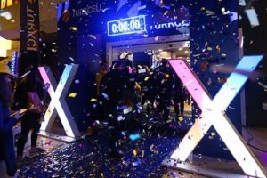 iPhone X Türkiye'de satışa sunuldu, kuyruklar oluştu