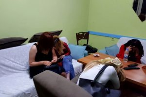 Fuhuş baskınında dolapta gizleniyordu! Son anda kurtarıldı