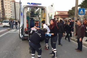 2 liseliyi okul önünde bıçakladı