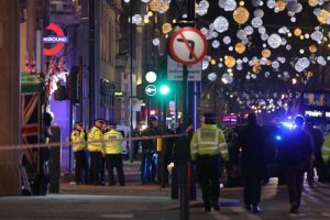 Londra metrosunda bir istasyon tahliye ediliyor