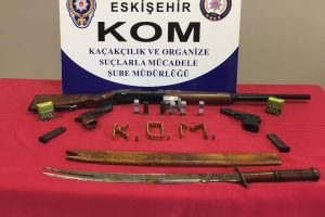 Üzerlerinden kılıç çıktı