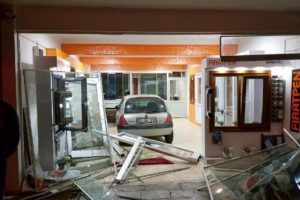 Düzce'de otomobil işyerine girdi