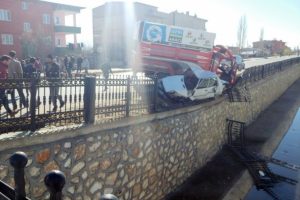 Dereye düşmekten son anda kurtuldular
