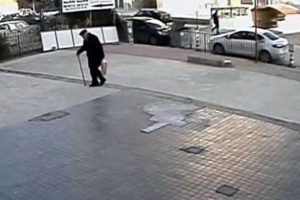 89 yaşındaki adamı önce dövdüler, sonra gasp ettiler!