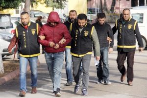 Eşya taşıtmak için çağırdılar, elektroşokla gasp ettiler