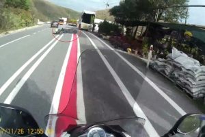 Motosikletlinin ölümden kıl payı kurtulduğu anlar kamerada
