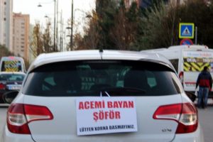 Kadın sürücüden arabasının arkasına ilginç pankart