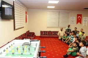 Maç için kahvehaneye değil camiye gidiyorlar