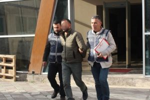 Dizi oyuncusu hırsızı, diziyi izleyen polisler yakaladı