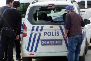 İstanbul'da polis araçlarına taşlı ve sopalı saldırı