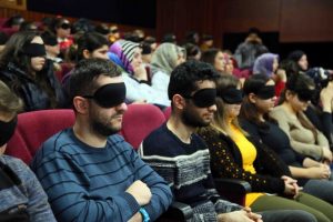 Görme engellileri anlayabilmek için filmi gözlerinde bantlarla izlediler