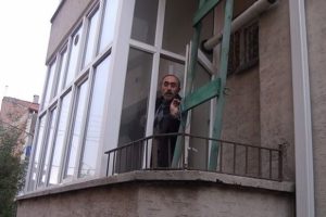 Ev sahibine yakalanmamak için bakın ne yaptı!