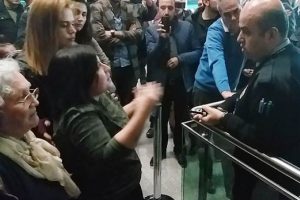 Rötar yapan uçağın yolcularına havayolu çalışanından ağır küfür