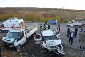 Kamyonet ile çarpıştı: 2 ölü, 4 yaralı