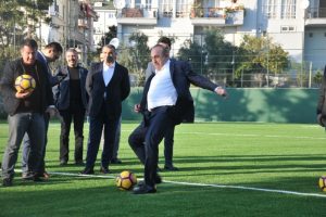 Bakan Çavuşoğlu abisiyle penaltı attı