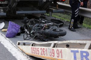 TEM'de motosiklet kamyonun altına girdi: 1 ölü