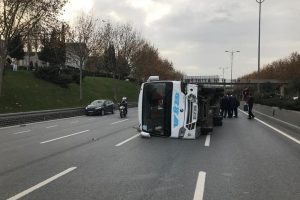 Dümdüz yolda midibüsü devirdi!