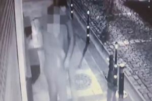 Yolda yürüyen kadını darp etti!