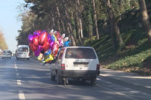 Uçan balonlu araba