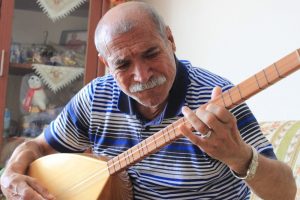 Hayata gönül gözü ve bağlamasıyla tutundu