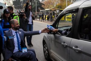 Bursa'da engelliler, farkındalık için broşür dağıttı