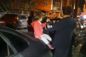 Otomobilde uyuyakalan çocuklar aracın camı kırılarak kurtarıldı