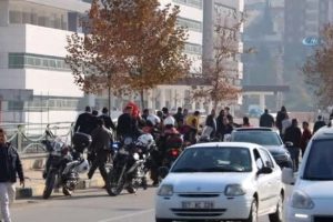 Düğün konvoyu ortalığı karıştırdı! 2 polis yaralı