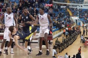 Trabzonspor-Fenerbahçe maçında olay çıktı!
