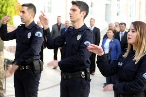 Polisler İstiklal Marşı'nı işaret diliyle okudu