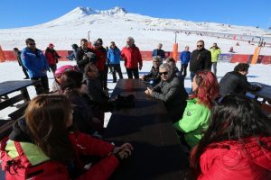 Erciyes kayak merkezinde hafta sonu yoğunluğu