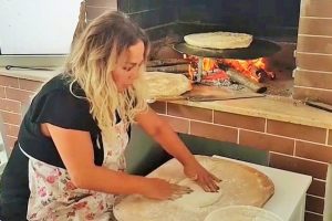 Safiye Soyman hamur açıp ekmek pişirdi