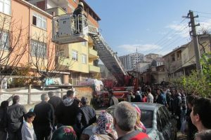 Yanan binada mahsur kalan vatandaşları itfaiye kurtardı