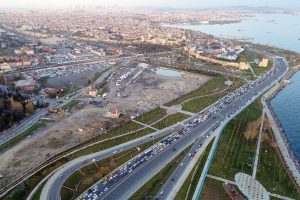 Kapatılan sahil yolunda oluşan trafik havadan görüntülendi
