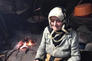 Yaşlı nineyi 33 yıl sonra ikna ettiler