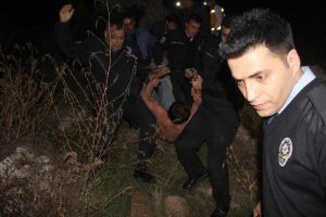 Kendisini kurtarmaya gelen polisleri tehdit edince...