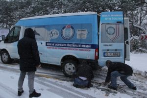 Bursa'nın yüksek kesimlerindeki kar yağışı zincircileri sevindirdi
