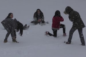 Öğrenciler kar sevincini doyasıya yaşadı