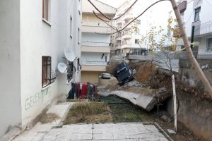 Başkent'te 2 araç göçük altında kaldı
