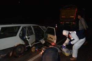 TIR'a arkadan çarptı: 2 ölü, 1 yaralı