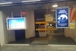 Isınmak için bankaya girince polisi alarma geçirdi