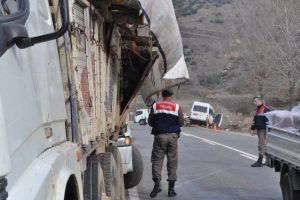 Bursa'da kamyondan düşen odunlar kazaya yol açtı!