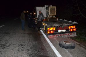 Bursa'da çekiciden fırlayan lastik iki otomobile çarptı!