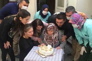 84 yaşında ilk kez doğum günü kutladı