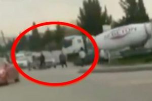 Beton mikseri terörü! İçinde hamile kadın olan araca defalarca çarptı