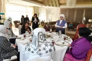 Emine Erdoğan liderlerin eşlerine yemek verdi